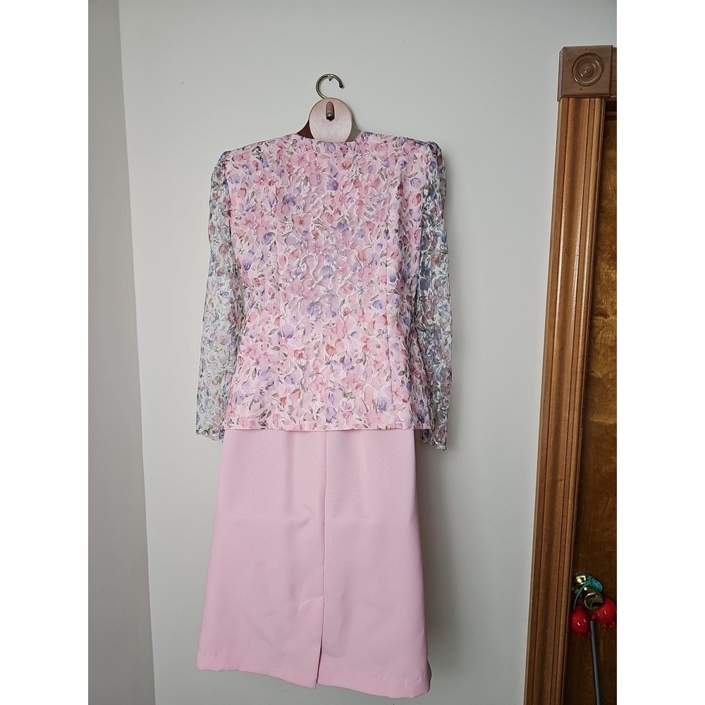 Elegant Pink Two-Piece Skirt Set with Lace Trim - Picture 5 of 12